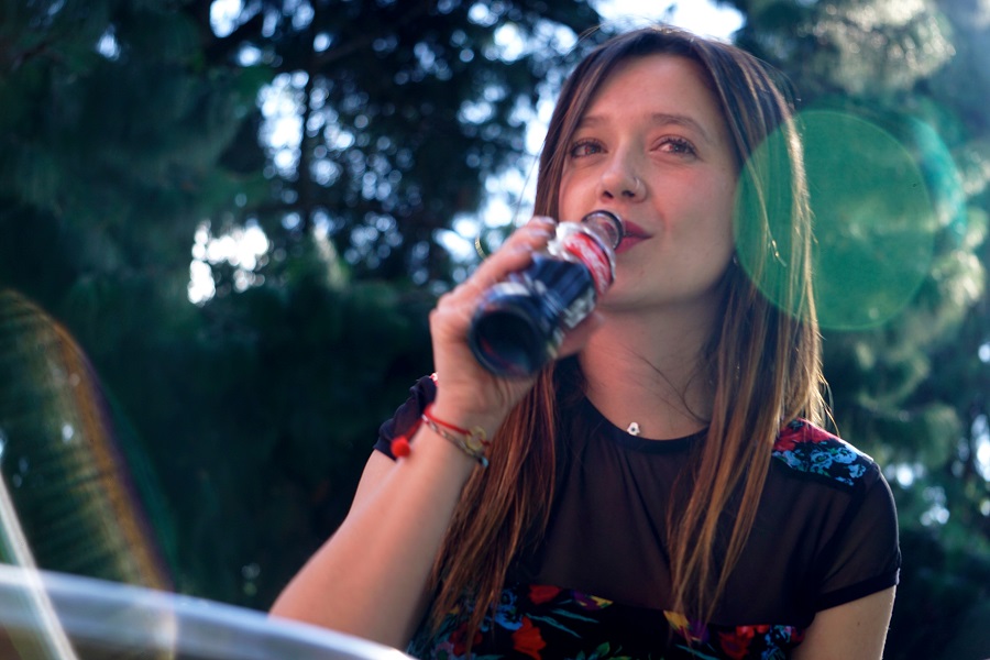 Fiatal lány kólát iszik